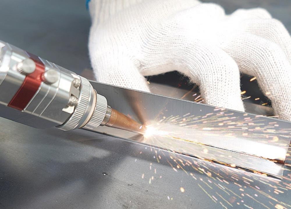 Cấu tạo máy hàn laser: nguyên lý hoạt động và ứng dụng trong các lĩnh vực sản xuất