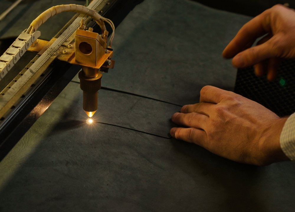 Những vật liệu phổ biến được cắt bằng máy cắt laser