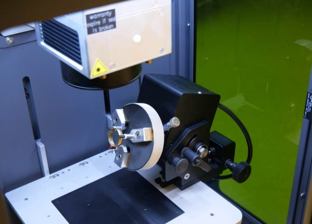 Sử dụng máy khắc laser lên nhẫn mang đến nhiều lợi ích cho doanh nghiệp