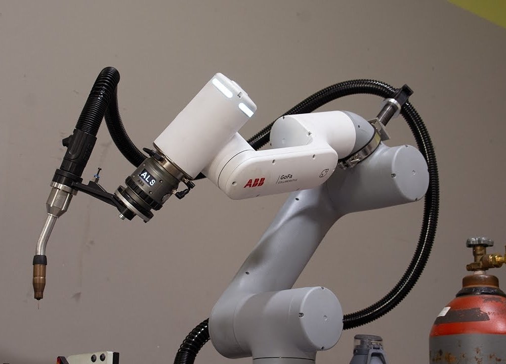 Thiết kế cánh tay robot để bàn an toàn và có các cảm biến tích hợp