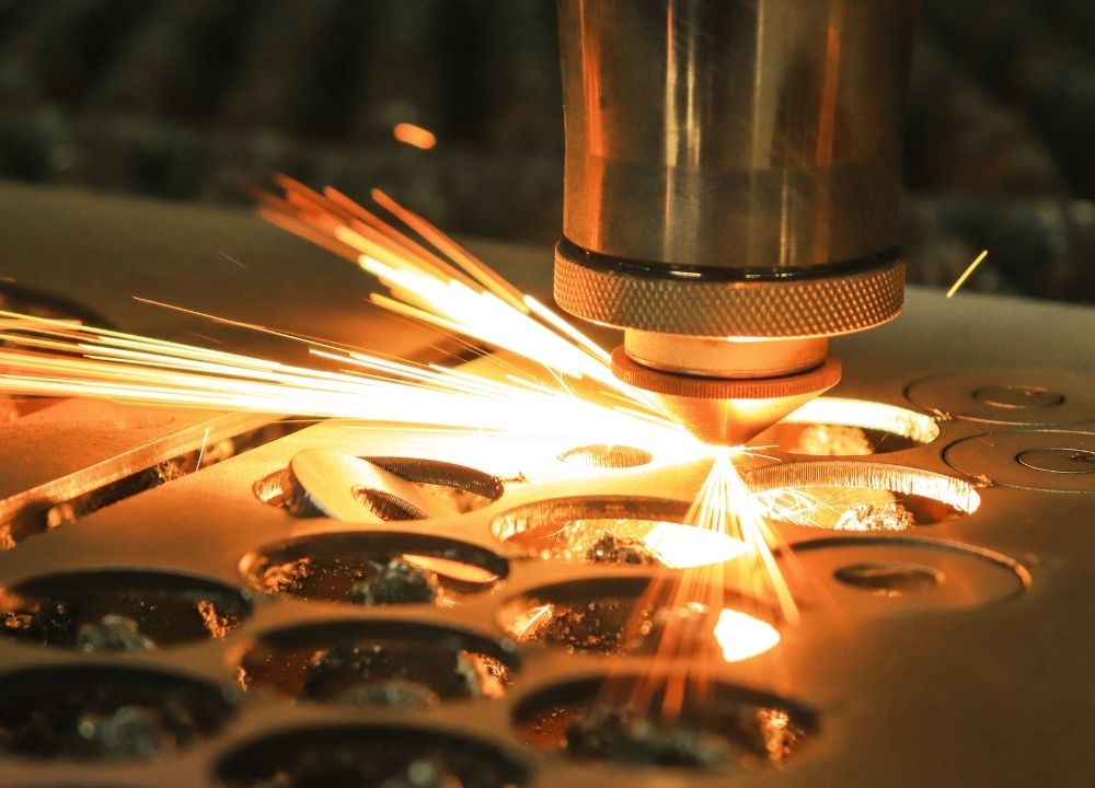 Laser trở thành công nghệ quen thuộc trong chế tạo linh kiện máy