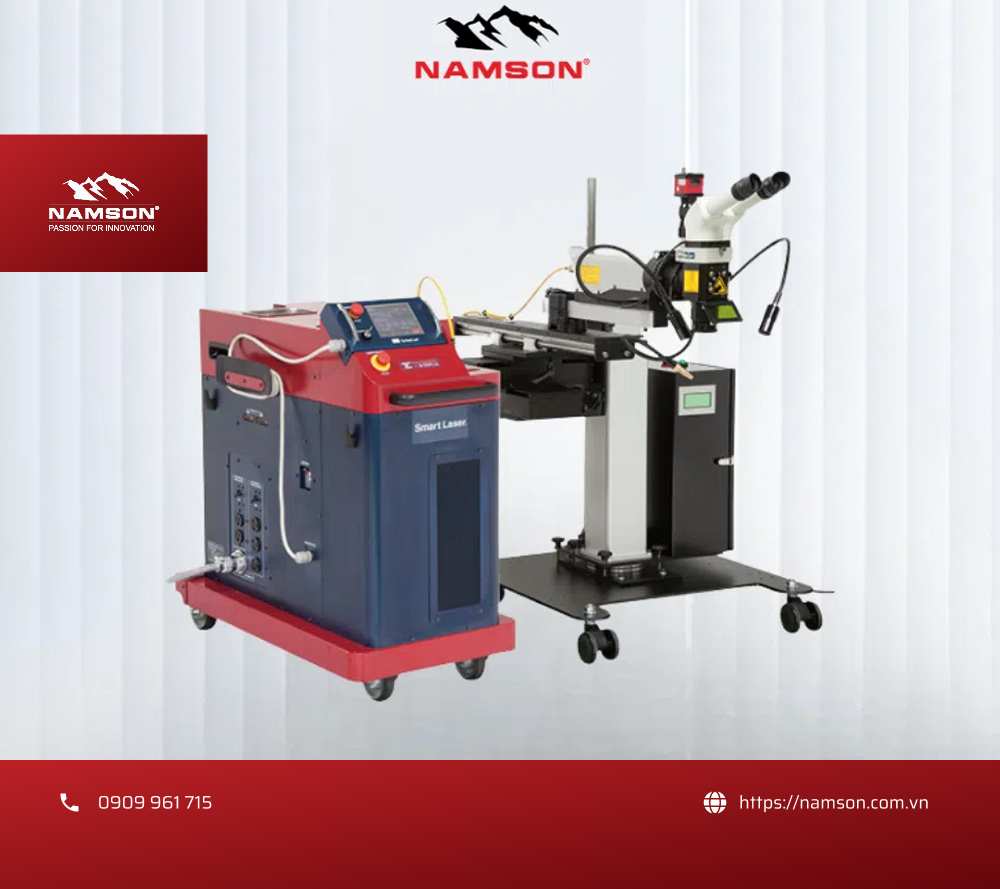 Máy hàn laser đang hoạt động trong nhà xưởng, thể hiện năng suất và độ chính xác cao